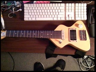 lucy-escapokeguitar.jpg lucy-escapokeguitar.jpg